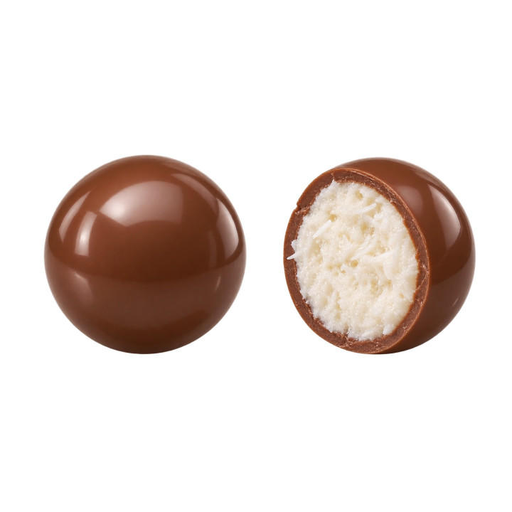 Boule coco chocolat au lait, une entière et une coupée : cœur noix de coco et enrobage chocolat au lait